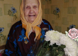 Медаль и букет тыловичке-певунье Екатерине Черновой из Камышинского района в честь 90-летия именинницы вручили благодарные земляки