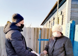 В селе Терновка Камышинского района волонтеры в мороз приносят лекарства пожилым жителям