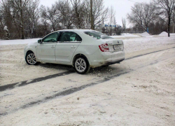 Камышин тонет в снегу, на перекрестках "нецентральных" улиц "корячатся" автомобили, - камышанин