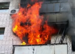 В Камышине на балконе многоэтажки загорелся мусор