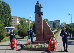 В Камышине у памятника легендарному земляку  летчику-асу Алексею Маресьеву  прозвучали залпы оружейного салюта