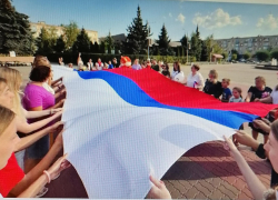 В Камышине у ДК "Текстильщик" развернули огромный триколор