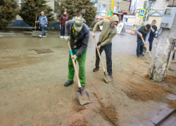 Как в Камышине начался месячник по благоустройству: в профильном МБУ решили в первую очередь расчистить остановки на центральных улицах