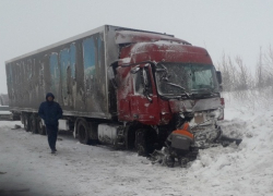 В массовой аварии на федеральной трассе в Камышинском районе, произошедшей по принципу "домино", получили травмы пять человек