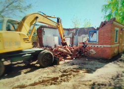 В Камышине перед Первомаем снесли общественный туалет в березовой роще у "Дружбы"