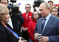 "Вера Павловна, постараемся", - заверил Владимир Путин волонтера из Волжского