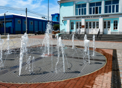 В Камышине в разгар лета запустили, наконец, фонтан у "Дружбы"