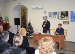 Замгубернатора Александр Дорждеев у новогодней елки в Камышине рассказал  о перспективах города и региона, что именно рассказал - загадка