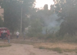 Пожар в старой части Камышина: на пустыре сгорела трава