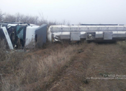 "Мерседес" с цистерной завалился на бок на сырой трассе