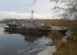 Суда с кранами появились рядом с полузатопленным дебаркадером в Камышине