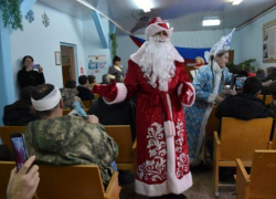 Делегация энтузиастов из Камышинского района подарила новогоднее настроение раненым бойцам в военном госпитале