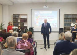 Камышинский спикер Владимир Пономарев прибыл с грамотами городской думы к литераторам