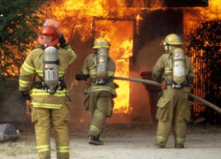 В Камышинском районе сгорел дом и заброшенное здание