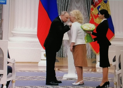 Первый канал показал, как Владимир Путин вручил знак "Народный учитель" директору Лебяженской школы Камышинского района Нине Будариной
