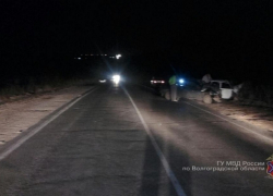 Иномарка столкнулась с большегрузом под Камышином