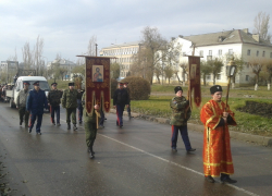 Крестный ход в Камышине возвел в ранг курьеза памятник святому на Комсомольской площади 