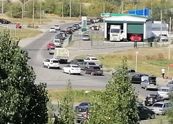 В Камышине в связи с перекрытыми из-за Арбузного фестиваля улицами при выезде на саратовскую трассу скопилась огромная пробка