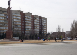 В Камышине "Благоустройство" очистило и отмыло памятник Солунскому и газоны на Комсомольской площади