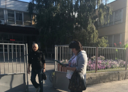 В Камышине с утра у избирательных участков появились сотрудники администрации Камышина в роли проводящих странные экзит-поллы