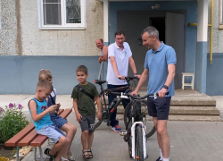Зачем депутат Облдумы Алексей Волоцков и первый замглавы Камышина Дмитрий Резвов колесили на велосипедах по нашему городу