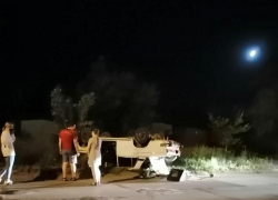 Камышане выложили в соцсетях кадры ночного ДТП с перевернувшейся на крышу машиной - водитель объезжал на дороге котенка
