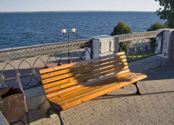 В Камышине улицам Октябрьской и Набережной может позавидовать улица Пролетарская -  из-за новых скамеек