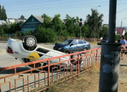 В Камышине на улице Калинина сегодня утром, 4 июля, перевернулось "Яндекс-такси" от удара лихача, пострадала девушка-пассажирка (ВИДЕО)