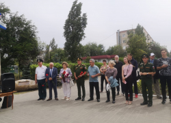 Сегодня, 16 июля, в день рождения Героя России, камышанина Александра Колгатина к его памятнику в Камышине пришли с цветами земляки и мама Героя