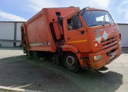 Водитель мусоровоза, рухнувшего одним колесом в Камышине в "провал" на пересечении улиц Ленина и Некрасова, не пострадал