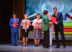 Кому из педагогов Камышина вручили ключи от служебных квартир и премии главы города по случаю Дня учителя