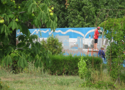 Накануне Арбузного фестиваля у администрации Камышина решили, наконец, обновить выцветшее панно, - камышанка