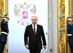 Перед церемонией инаугурации Владимир Путин тепло обнял известную волгоградку, композитора Александру Пахмутову, - "Блокнот Волгограда" (ВИДЕО)