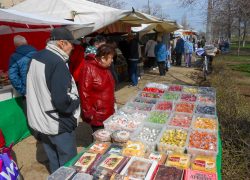 В Камышине в боковой аллее у ДК "Текстильщик" разложила товары кочевая белорусская ярмарка