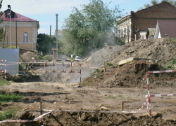 В Камышине опасные трубы с горячей водой лежат на пути людей, не рванет? - камышанка