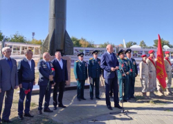 В Камышине СМИ утверждают, что на митинге выпускников военного училища спикер Владимир Пономарев озвучил идею его воссоздания