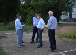 После критики губернатора глава Камышина Станислав Зинченко оперативно собрал совещание во дворе городской школы №7