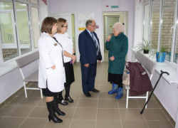 Глава Камышинского района Алексей Самсонов приехал в отремонтированную поликлинику в Петровом Вале