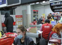 В камышинских магазинах кассиры носят маски "ниже носа", а покупатели и вовсе никак: ну, и куда мы придем? - камышанка