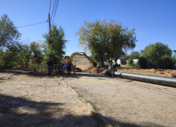 В Камышине "Водоканал" в сезон предзимья предусмотрительно меняет канализационный коллектор на 3-м городке