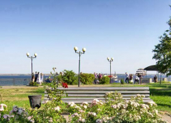 Камышинским  молодоженом нравится приезжать в день свадьбы на набережную Волги