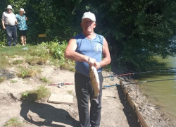 Александр Иванов на соревнованиях в Камышинском районе вытащил красавца белого амура - самую большую в этот день рыбину