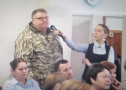 Камышанин напомнил чиновникам, что сильно затянулось изготовление памятной таблички для школы, носящей имя Героя России Даниила Ежова (ВИДЕО)