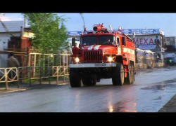 В Камышине на улице Пролетарской горела небольшая постройка