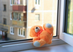 В Камышине из окна выпала шестилетняя девочка