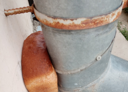 Как-то не по себе: камышане стали использовать хлеб в качестве "прокладки" для водосточных труб?