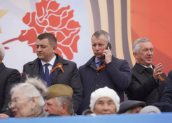 Депутата камышан в Госдуме Алексея Волоцкова журналисты запечатлели в Волгограде на параде на вип-трибуне за сосредоточенным телефонным разговором