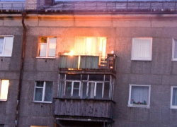 Из-за небрежно брошенного окурка сгорел балкон в одной из многоэтажек Камышина