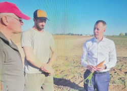 Депутат камышан в Госдуме Алексей Волоцков с морковкой в руках отчитался, чем занят в эти дни