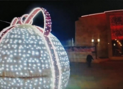 Камышане "обжили" светящийся шар в роли фотозоны и не поняли, почему снежинки на мосту выглядят букетами цветов (ВИДЕО)